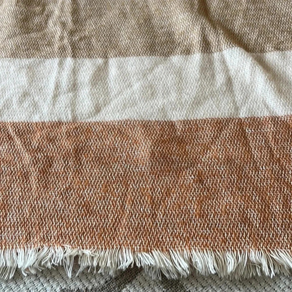 Old Navy oversized wrap around scarf with fringe - Picture 9 of 13